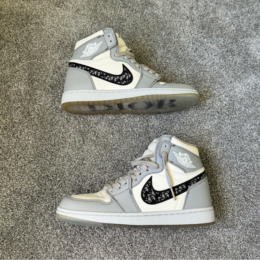 Custom athletic wear shoes, men’s size 8